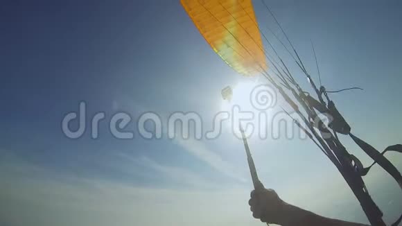 滑翔伞在运动中自拍在蓝色阳光的天空中高高飞翔积极休息视频的预览图