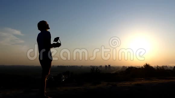 专业人士指挥无人机在太阳落山时的飞行视频的预览图