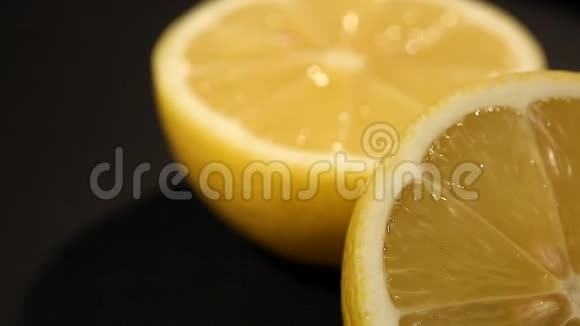 富含维生素C的多汁切柠檬有效的药物和防腐剂视频的预览图