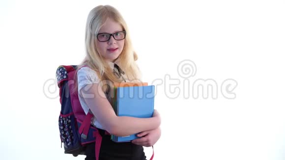 漂亮的女学生背着书包戴着眼镜在画室里摆着白色背景视频的预览图