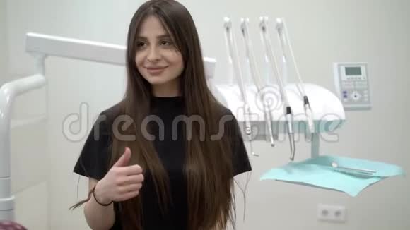 牙科诊所的病人竖起大拇指视频的预览图