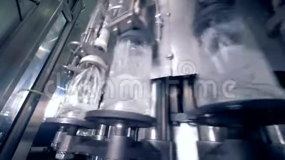 工厂设备灌装很多瓶子底部视图视频的预览图