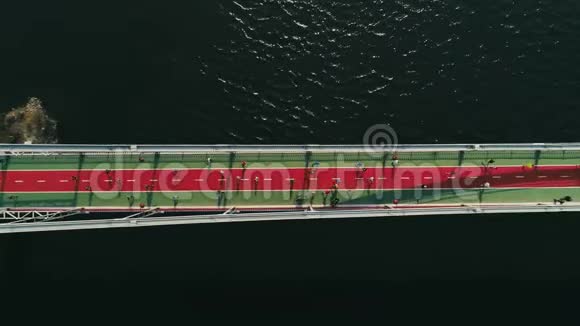 马拉松在人行桥上跑步俯视图视频的预览图