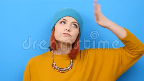 戴着蓝色帽子的女人把手放在头上好像忘了什么一样视频的预览图