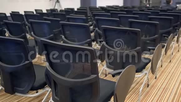 大厅免费提供椅子或椅子为研讨会或会议做准备视频的预览图