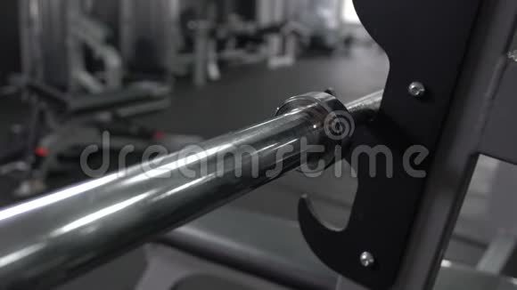 体育运动员在健身杠铃健身俱乐部活动休闲中加入减肥板视频的预览图
