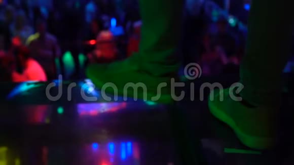 夜总会舞台上的男腿MC娱乐观众派对庆典视频的预览图