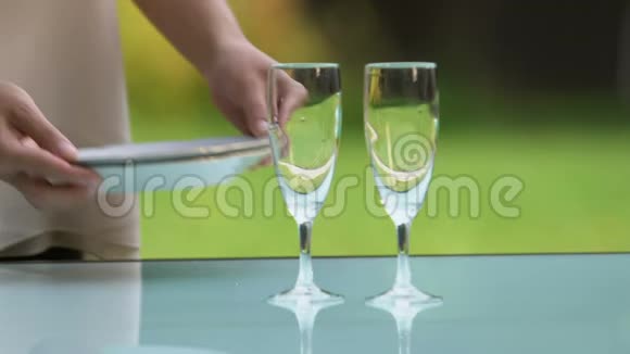 女服务员把盘子和眼镜放在桌子上户外餐厅餐饮视频的预览图