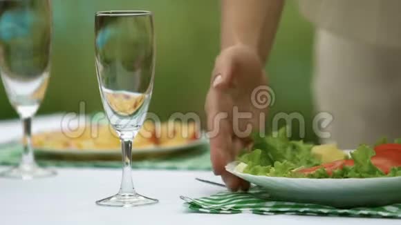 年轻女士把盘子和沙拉放在桌子上营养良好家庭传统视频的预览图