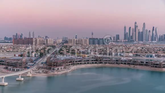 阿联酋迪拜的朱美拉棕榈岛天际线昼夜时间间隔视频的预览图