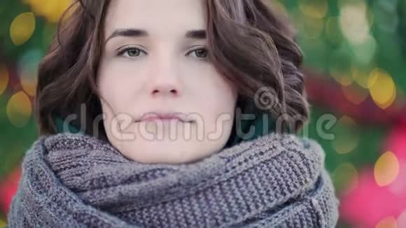 欧洲城市街道上一个年轻漂亮女孩的冬天肖像与一位年轻美女视频的预览图