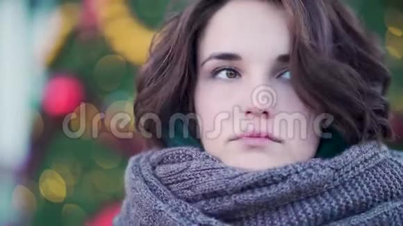 欧洲城市街道上一个年轻漂亮女孩的冬天肖像与一位年轻美女视频的预览图