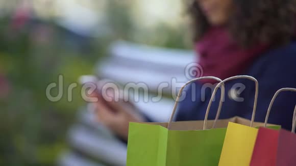 女性在智能手机上滚动页面在线选择商品移动购物视频的预览图