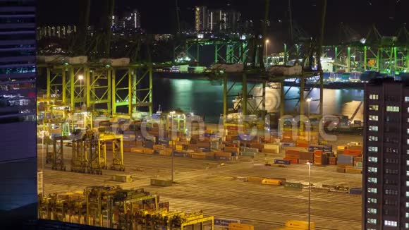 新加坡夜间集装箱码头时间推移视频的预览图