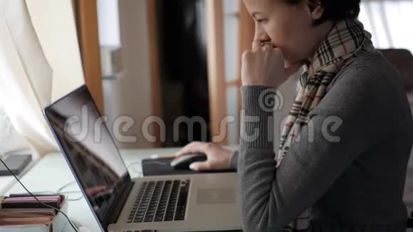 这个女孩是一个坐在桌子旁准备考试的学生视频的预览图