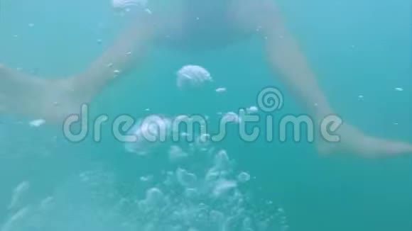 水下潜泳救人在公海沉没危险视频的预览图