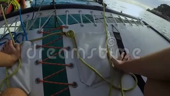 在帆板双体船上航行的人被绳索捆绑蹦床视频的预览图