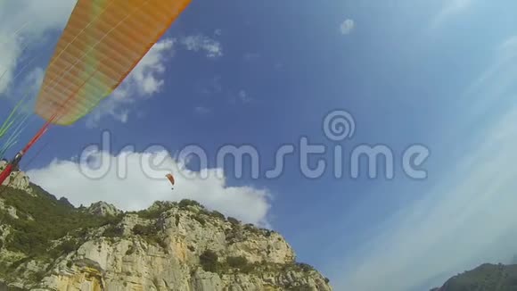 人在空中滑翔伞度假享受极限运动视频的预览图