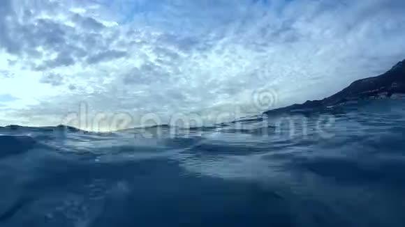 从船上快速横渡海的海景高速水溅在相机上视频的预览图
