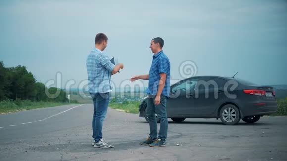 两个人成交买或租汽车汽车保险销售二手车概念4K视频的预览图