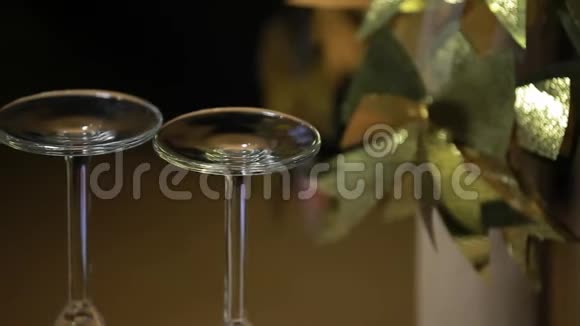 空香槟玻璃心脏标志高清镜头视频的预览图