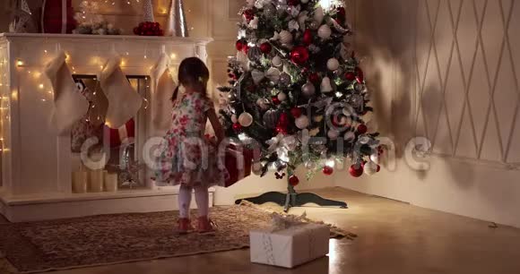 孩子们在圣诞树下拿圣诞礼物视频的预览图
