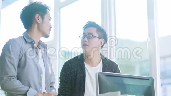 两位亚洲企业家一起工作视频的预览图