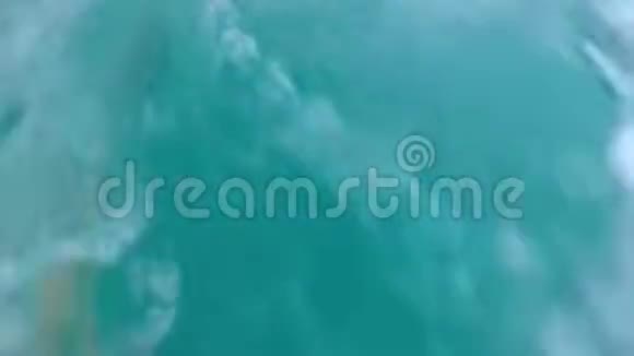 游艇船头高速破浪直挂云帆济沧海视频的预览图