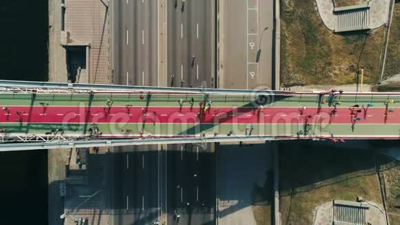 马拉松在人行天桥和道路上跑步俯视图视频的预览图