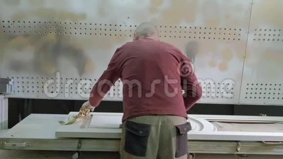 人工人拆除防护胶带制作木门视频的预览图