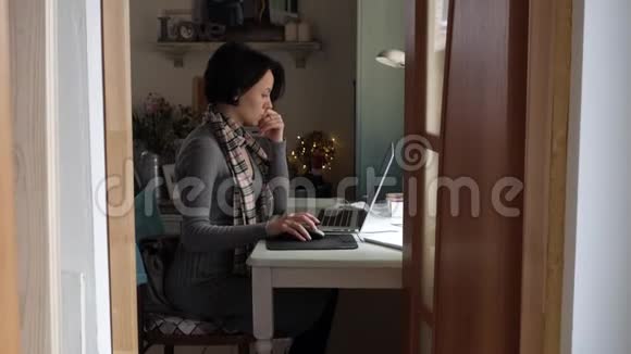 这个女孩是一个坐在桌子旁准备考试的学生视频的预览图