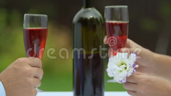 男人和女人一起喝红酒度过美好的时光蜜月浪漫视频的预览图