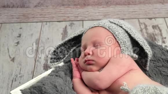 冷静的婴儿在灰色针织帽子打盹视频的预览图