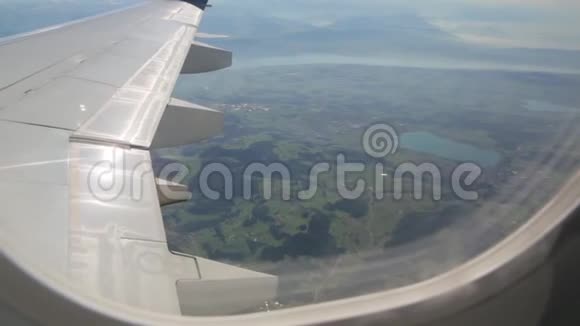 从飞机窗口的湖视频的预览图