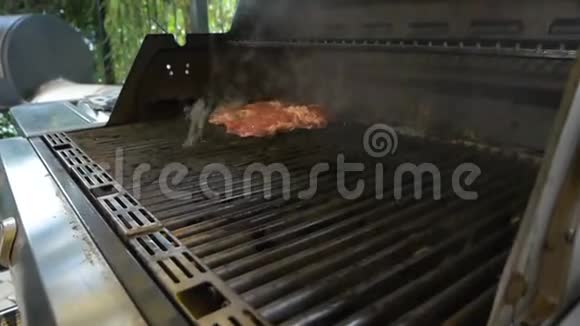 专业厨师用手把肉牛排放在煤气烤架上在露天烹饪食物美味可口视频的预览图