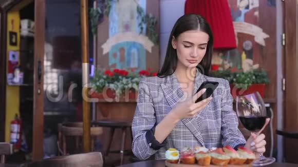 美女在餐厅用手机拍照视频的预览图