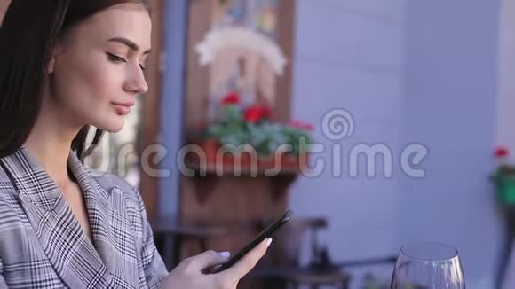 美女在餐厅用手机拍照视频的预览图