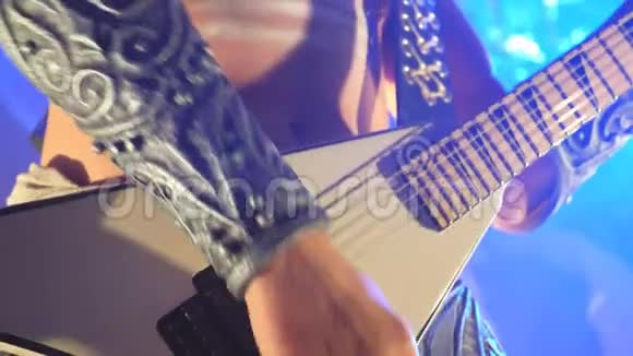 无法辨认的人在舞台上演奏电吉他把吉他手的手指按在琴弦上视频的预览图