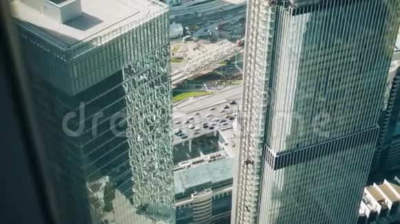 凉爽的城市天际线两座摩天大楼和他们之间的一条路视频的预览图