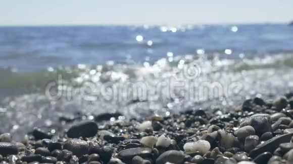 海边的湿海鹅卵石背景是海浪视频的预览图