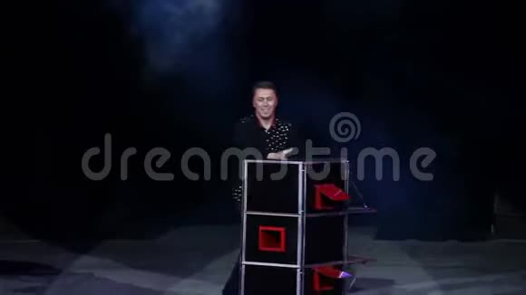 马戏团里的表演魔术师视频的预览图