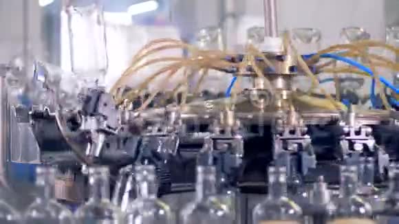 清洗设备在一家白酒厂工作关闭视频的预览图