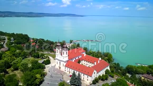 匈牙利提哈尼4K环绕提哈尼提哈尼修道院的本笃会修道院飞行视频的预览图