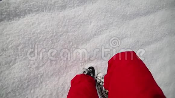 穿着红裤子的人在雪地上行走视频的预览图