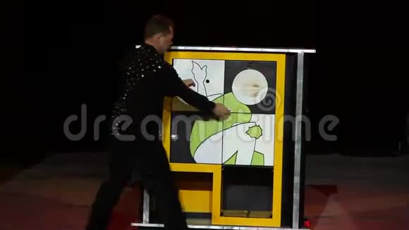 马戏团里的表演魔术师视频的预览图