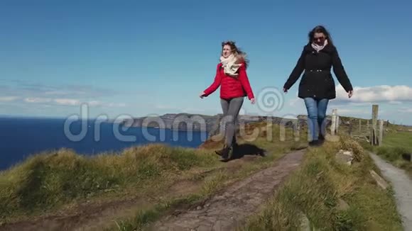 沿着爱尔兰莫赫悬崖漫步视频的预览图