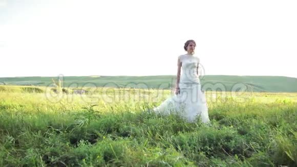 新娘正在穿过草地视频的预览图