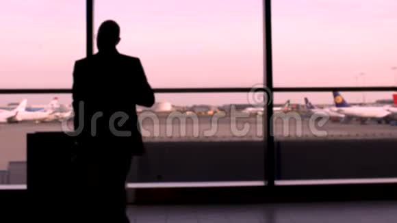 男士在机场窗口附近自拍背景飞机商务旅行视频的预览图