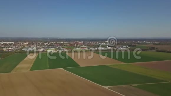 德国奥格斯堡郊区的田野视频的预览图
