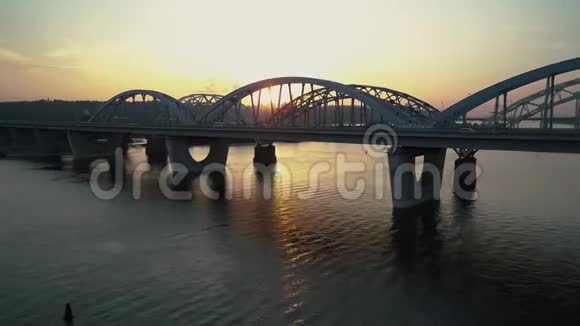 空中镜头日落时分低空飞往基辅桥视频的预览图